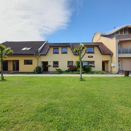 U Alenky Na Zahrade *